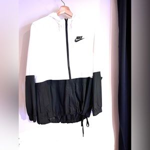NIKE windbreaker.